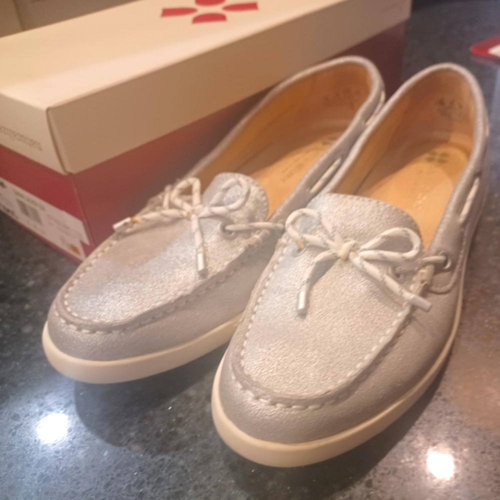 Naturlizer Loafer NWT Size 7.5 Women's Metallic Silver Deck Shoe/Moccasin